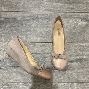 • Paul Green • Women’s Suede Wedges  Rose Gold Cap Toe with Bow Leather 8.5